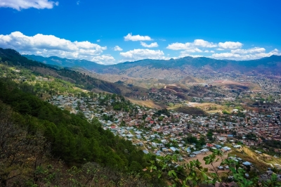Blue Skies over Tegucigalpa, Honduras (Nan Palmero)  [flickr.com]  CC BY 
Infos zur Lizenz unter 'Bildquellennachweis'