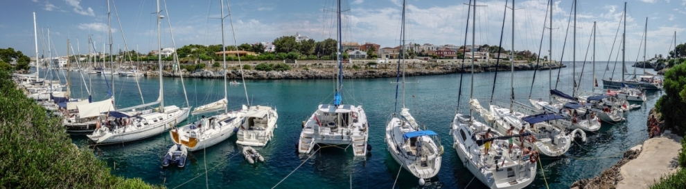 Boats at Anchor Near Ciutadella de Menorca for Festes de Sant Joan (Roger)  [flickr.com]  CC BY-SA 
Infos zur Lizenz unter 'Bildquellennachweis'