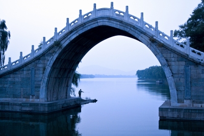 Fishing at Jade Belt Bridge, Summer Palace, Beijing (Dimitry B.)  [flickr.com]  CC BY 
Infos zur Lizenz unter 'Bildquellennachweis'