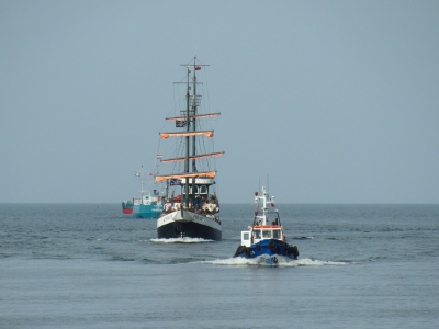 Küstenmotorschiff LIFANA beim Auslaufen aus Kolobrzeg (zeesenboot)  [flickr.com]  CC BY 
Infos zur Lizenz unter 'Bildquellennachweis'