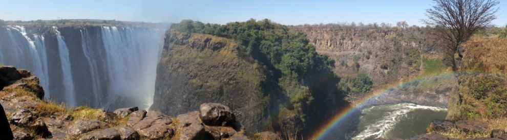 Panorama: Victoria Falls and Rainbow (Tee La Rosa)  [flickr.com]  CC BY-ND 
Infos zur Lizenz unter 'Bildquellennachweis'