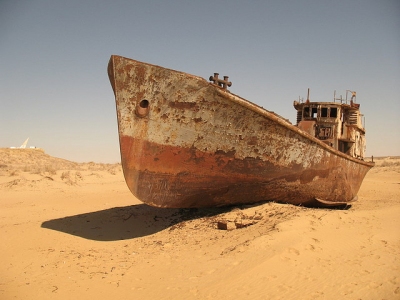 Stranded ship from Kazakhstan (Martijn.Munneke)  [flickr.com]  CC BY 
Infos zur Lizenz unter 'Bildquellennachweis'